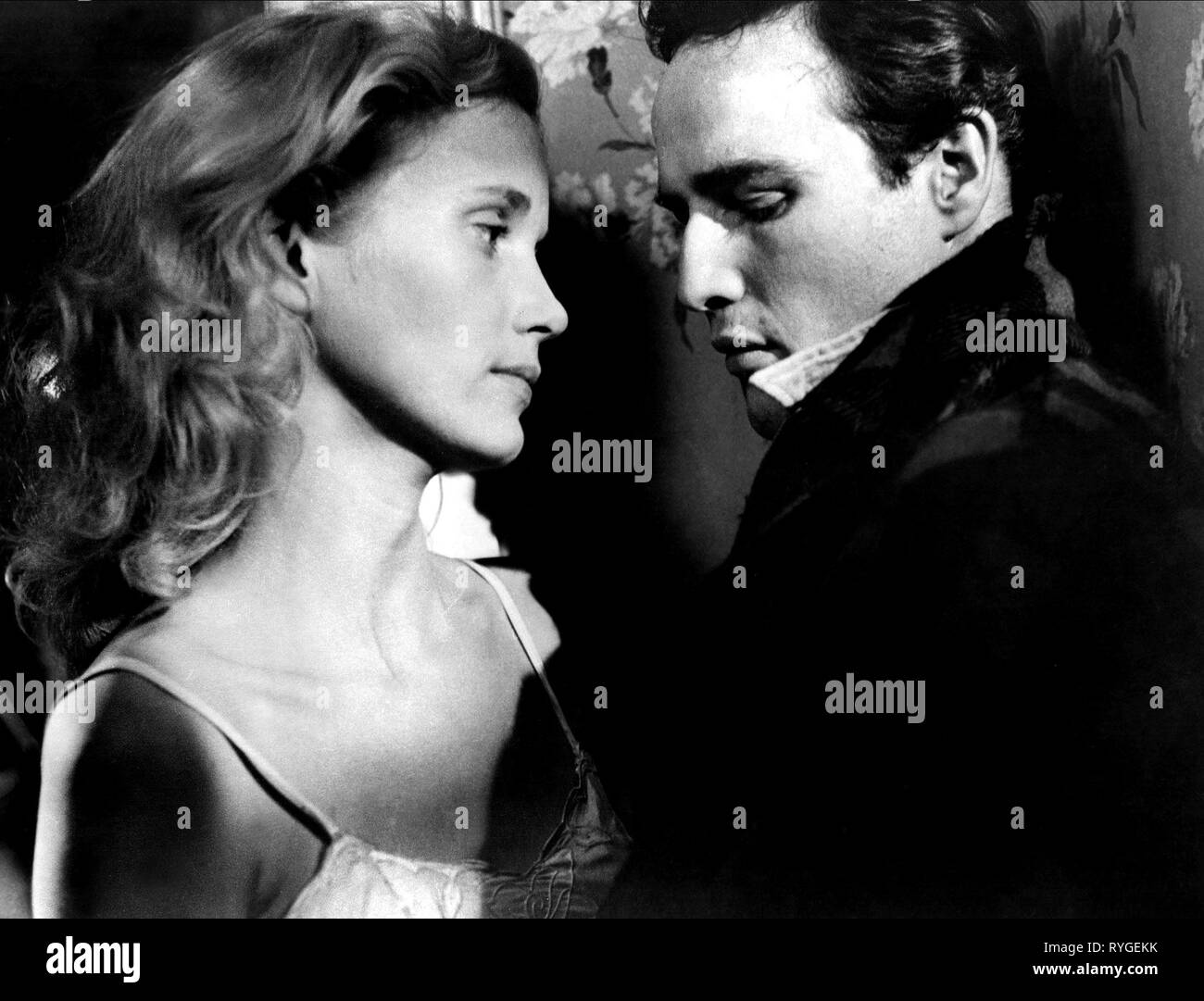 EVA MARIE SAINT, Marlon Brando, sul lungomare, 1954 Foto Stock