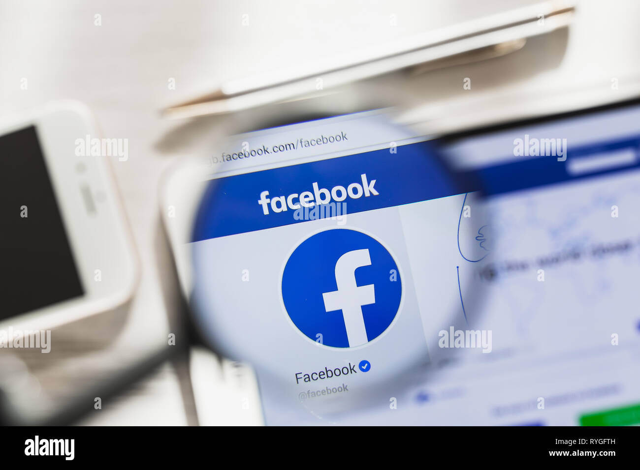 In California, Stati Uniti d'America - 7 Marzo 2019: Facebook, rete sociale sito ufficiale homepage sotto la lente di ingrandimento. Concetto Facebook social network logo Foto Stock