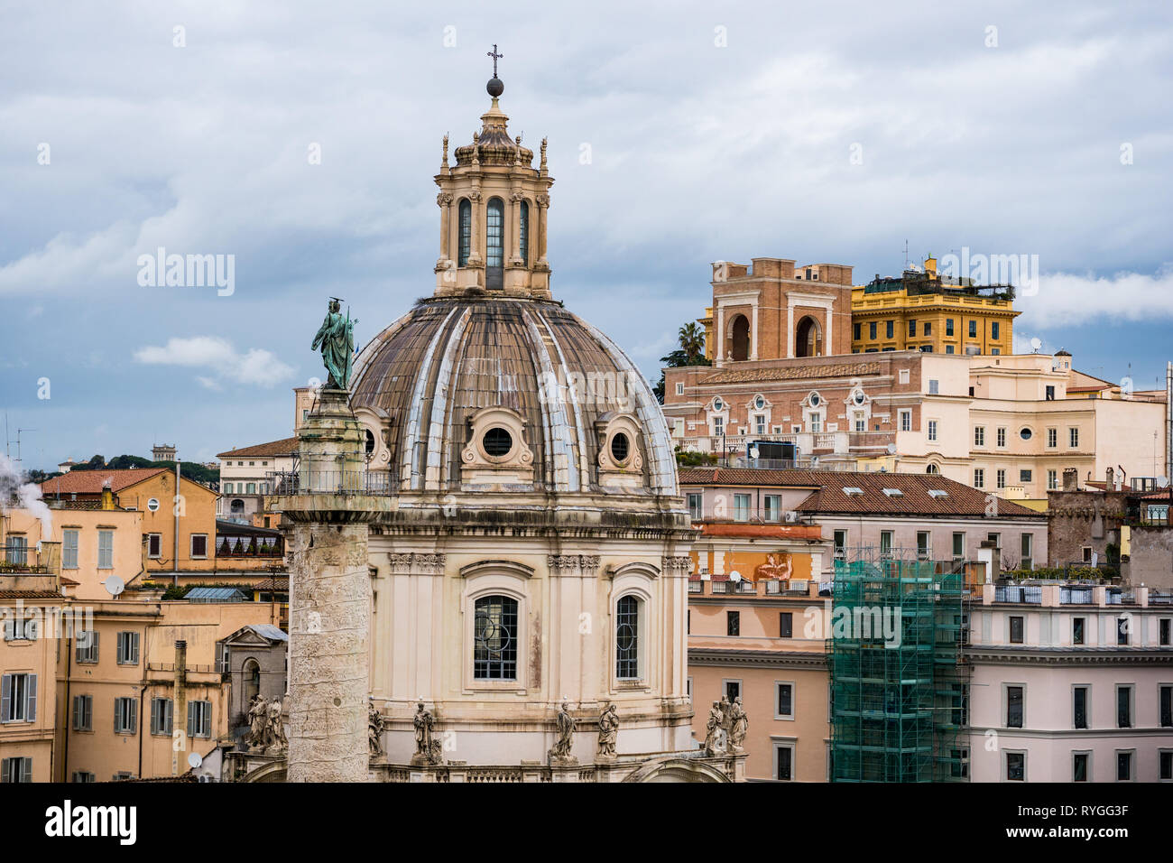 Colonna di Traiano e la cupola della chiesa del Santissimo Nome di Maria al Foro Traiano a Roma, Italia Foto Stock