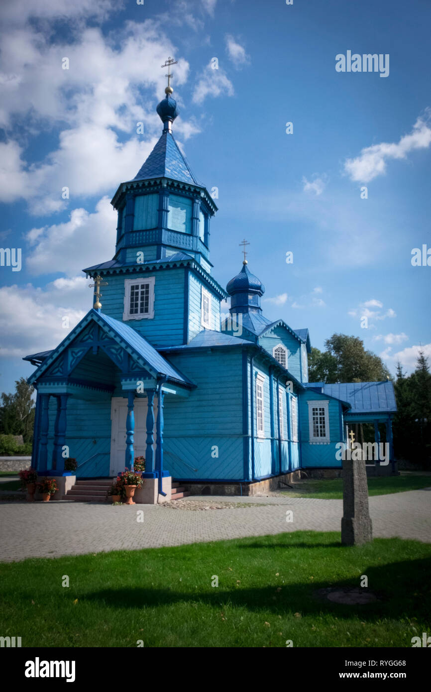 Ruteni chiesa cattolica nella brillante di colore blu con incroci multipli e guglie al confine tra la parte orientale della Polonia e Ucraina occidentale Foto Stock