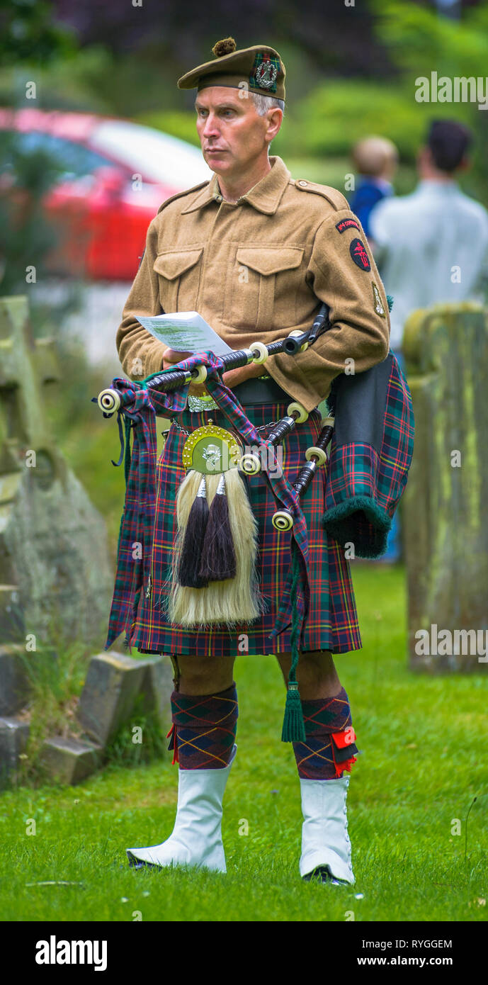 Woodhall Spa 1940 Festival - soldato scozzese piper con baghèt a ricordo servizio all'inizio del festival Foto Stock
