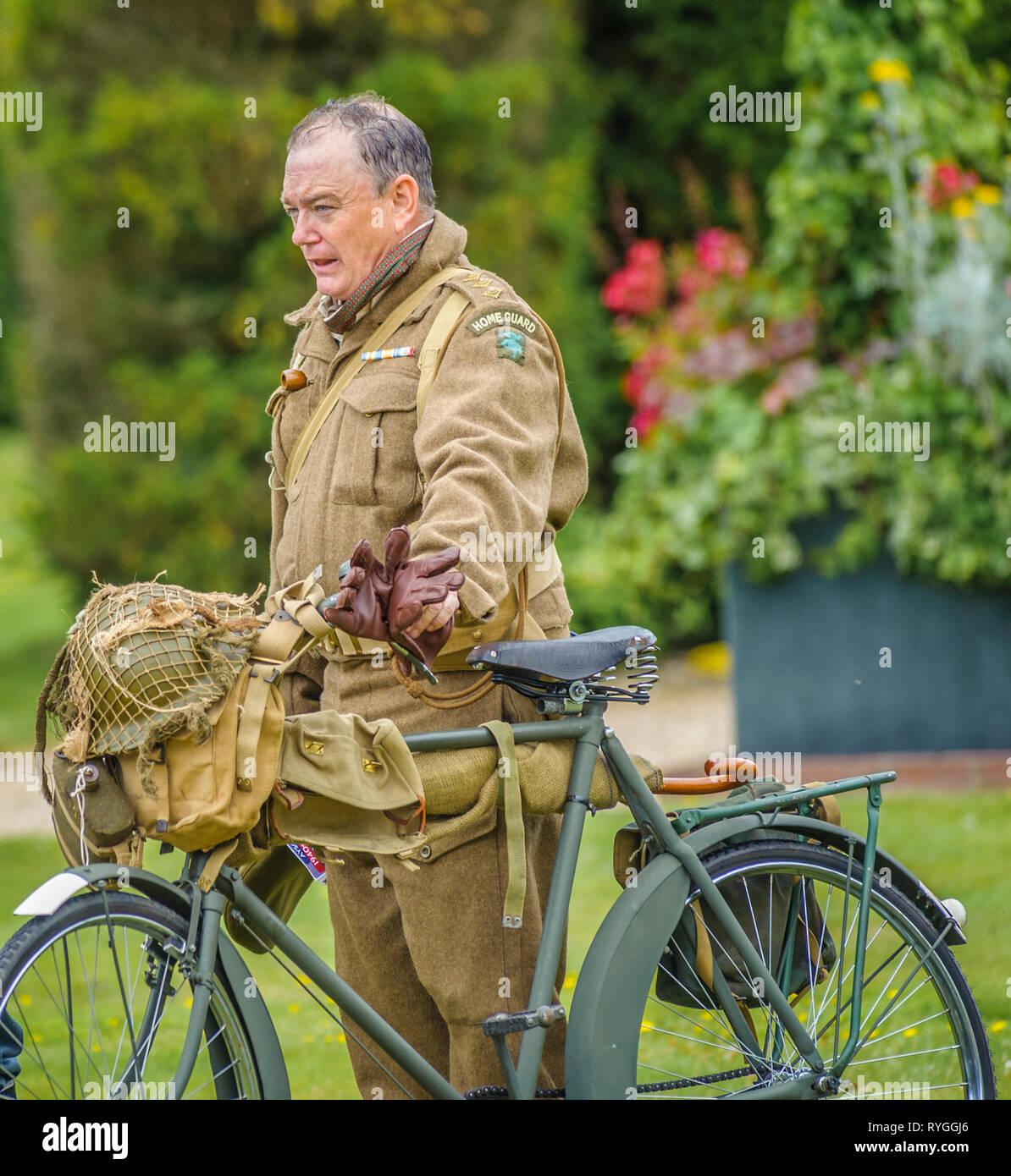 Woodhall Spa 1940 Festival - Home Guard si presentò con la sua bicicletta Foto Stock