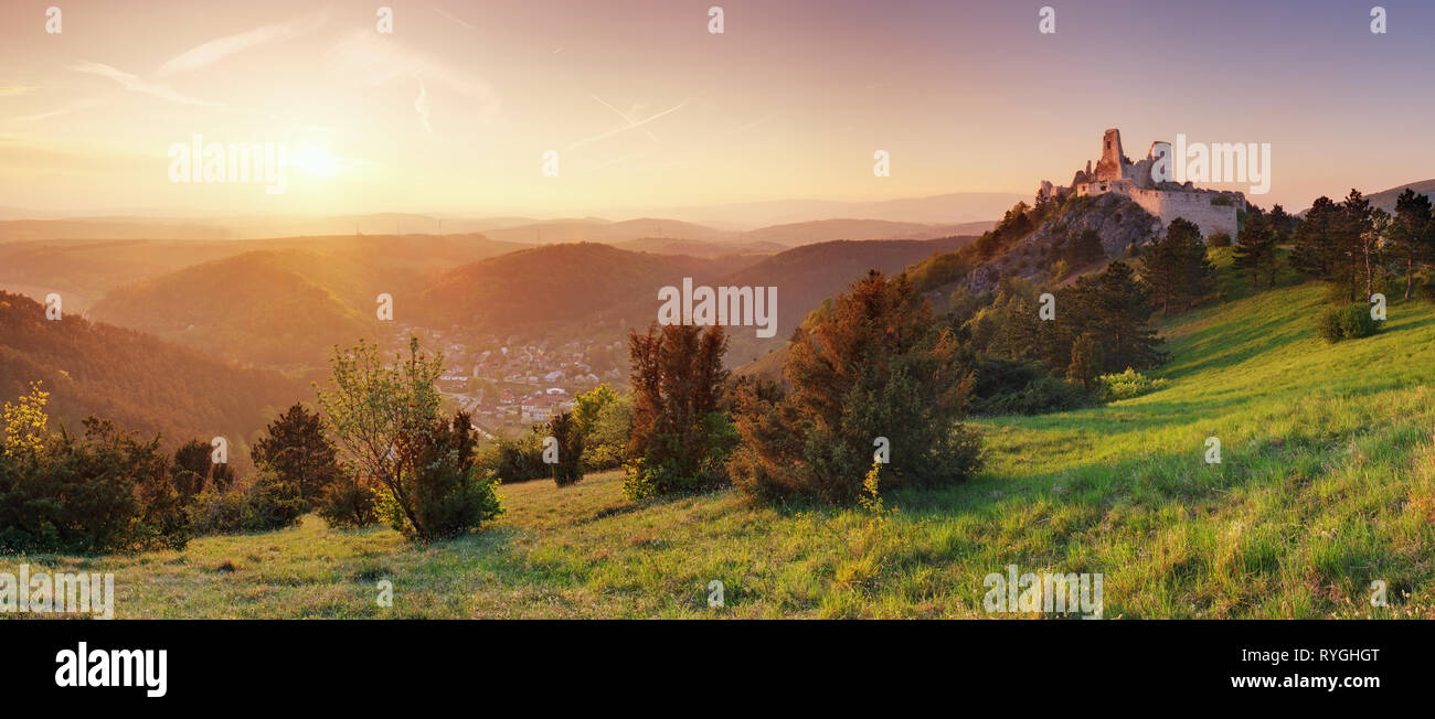 Panorama - la rovina del Castello di Cachtice, Slovacchia Foto Stock