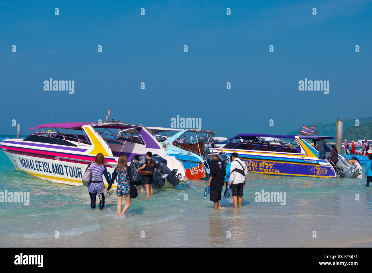 Le barche di velocità, di fronte spiaggia Tawaen, Ko Lan, Thailandia Foto Stock