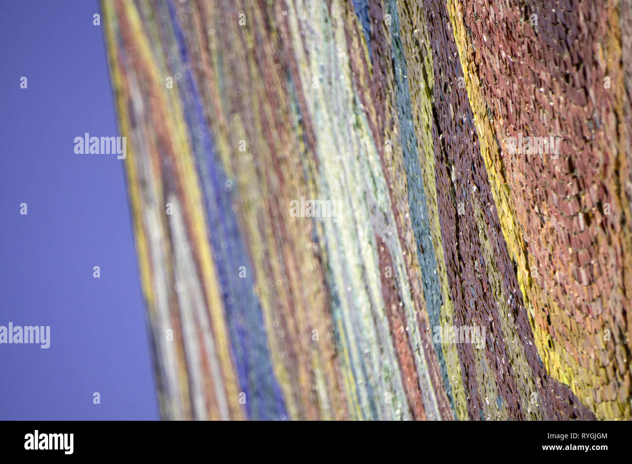 Dettaglio di una parete ricoperta con molti frammenti assortiti di piastrelle rotte Foto Stock