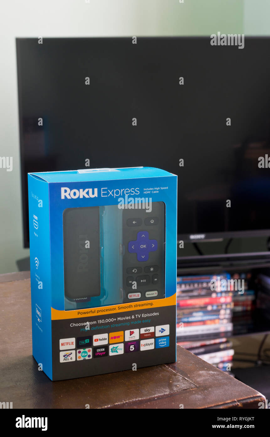 Roku Express TV o Streaming TV Stick con un Sony Smart TV, REGNO UNITO Foto Stock