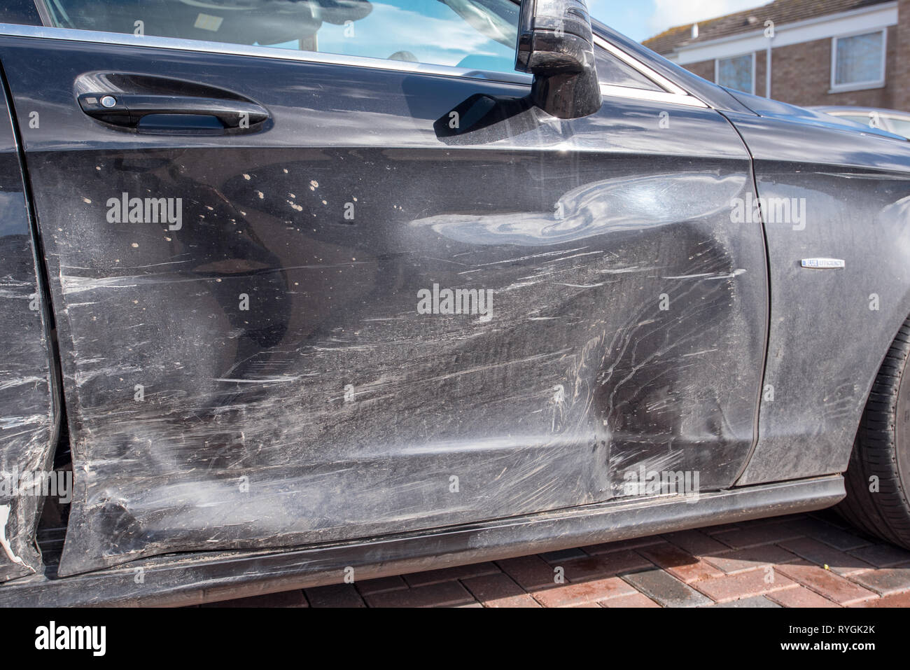 Car crash UK. Chiudere la riparazione del danno e dettagli dopo un incidente stradale. Carrozzeria frantumato e pneumatici. Foto Stock