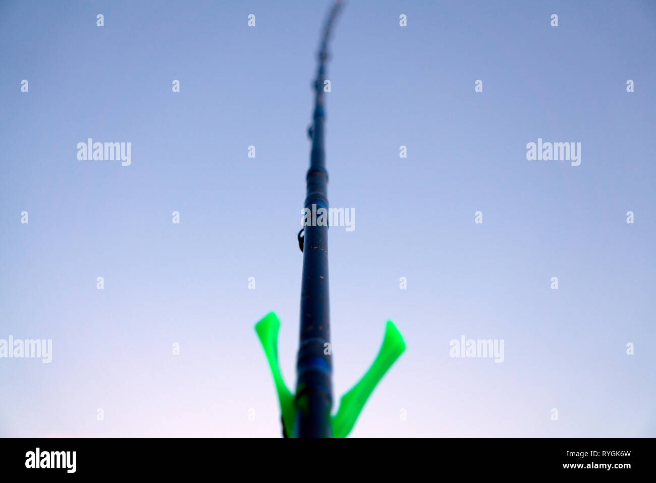 La canna da pesca con un bite indicator sul piedistallo sul lago Foto Stock