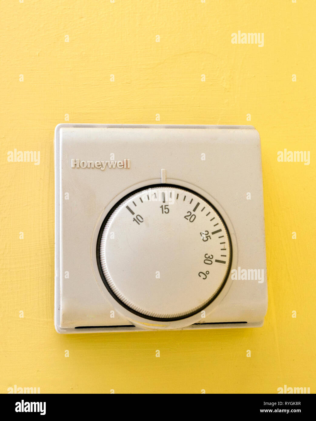 Honeywell Riscaldamento centrale Sala analogica del termostato di controllo della temperatura, REGNO UNITO Foto Stock