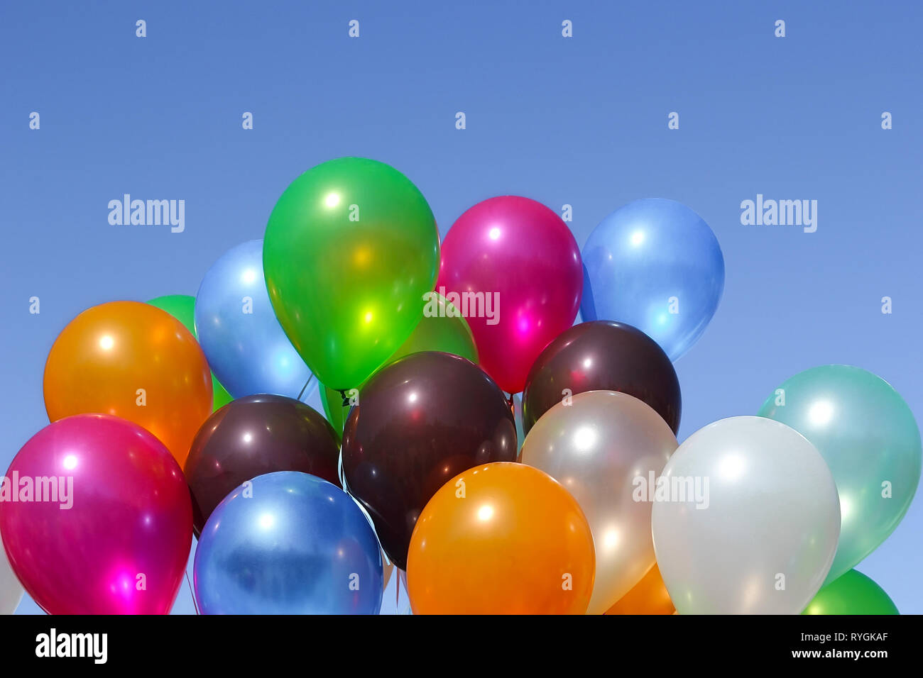 Di palloncini colorati contro il cielo blu chiaro Foto Stock