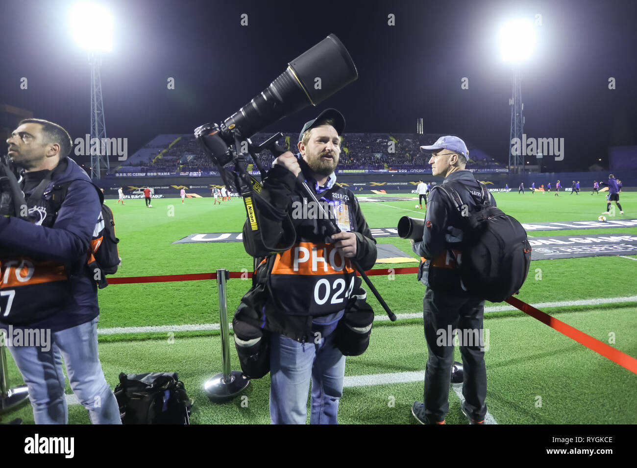 Zagabria, Croazia. 07Th Mar, 2019. Photojournalists durante il primo match della ottava finali UEFA Europa League tra Dinamo Zagreb e Benfica hel Foto Stock