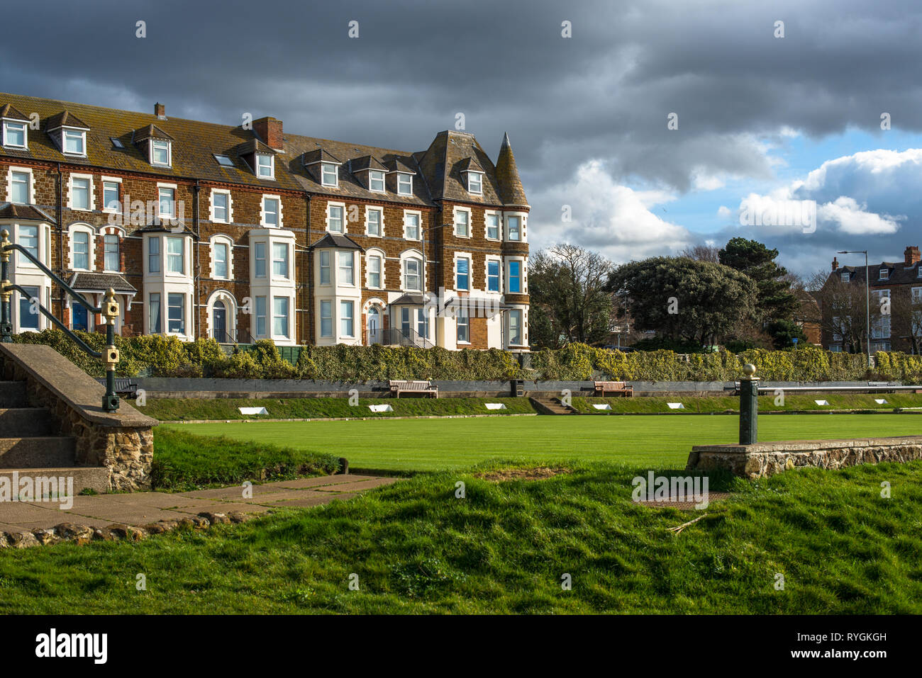 Cliff Parade bowling green e la terrazza di case a Hunstanton, Norfolk Foto Stock