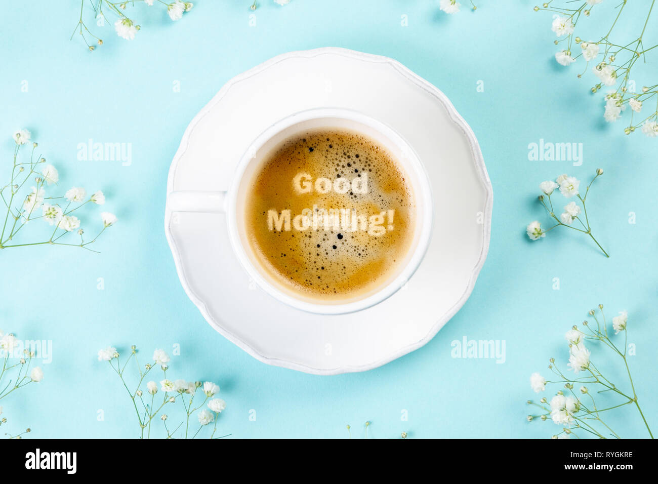 Buona mattina concetto - caffè, fiori, notebook Foto Stock
