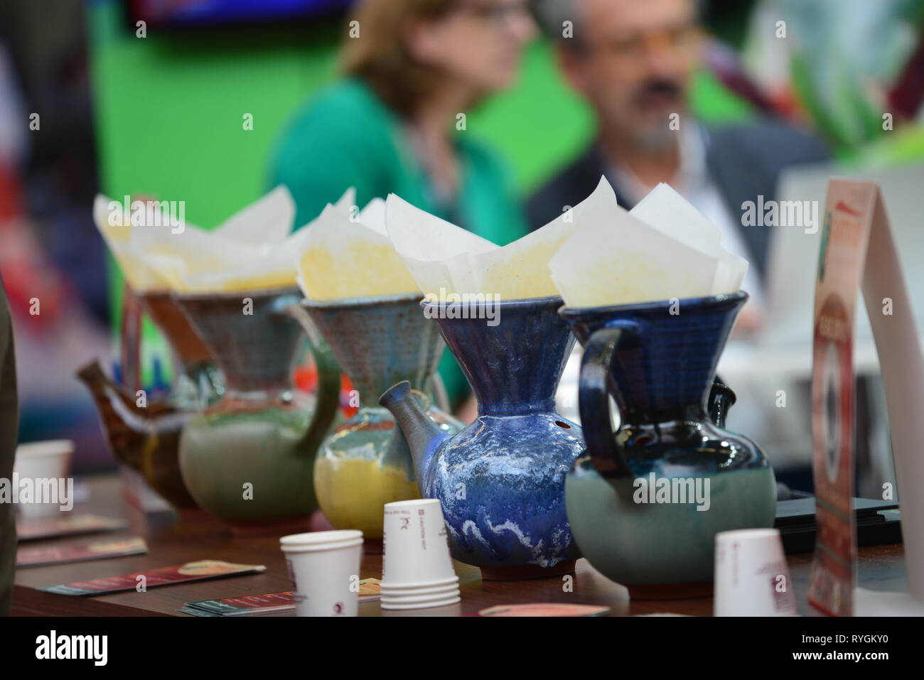 Ceramica per preparare e servire il caffè filtro Foto Stock