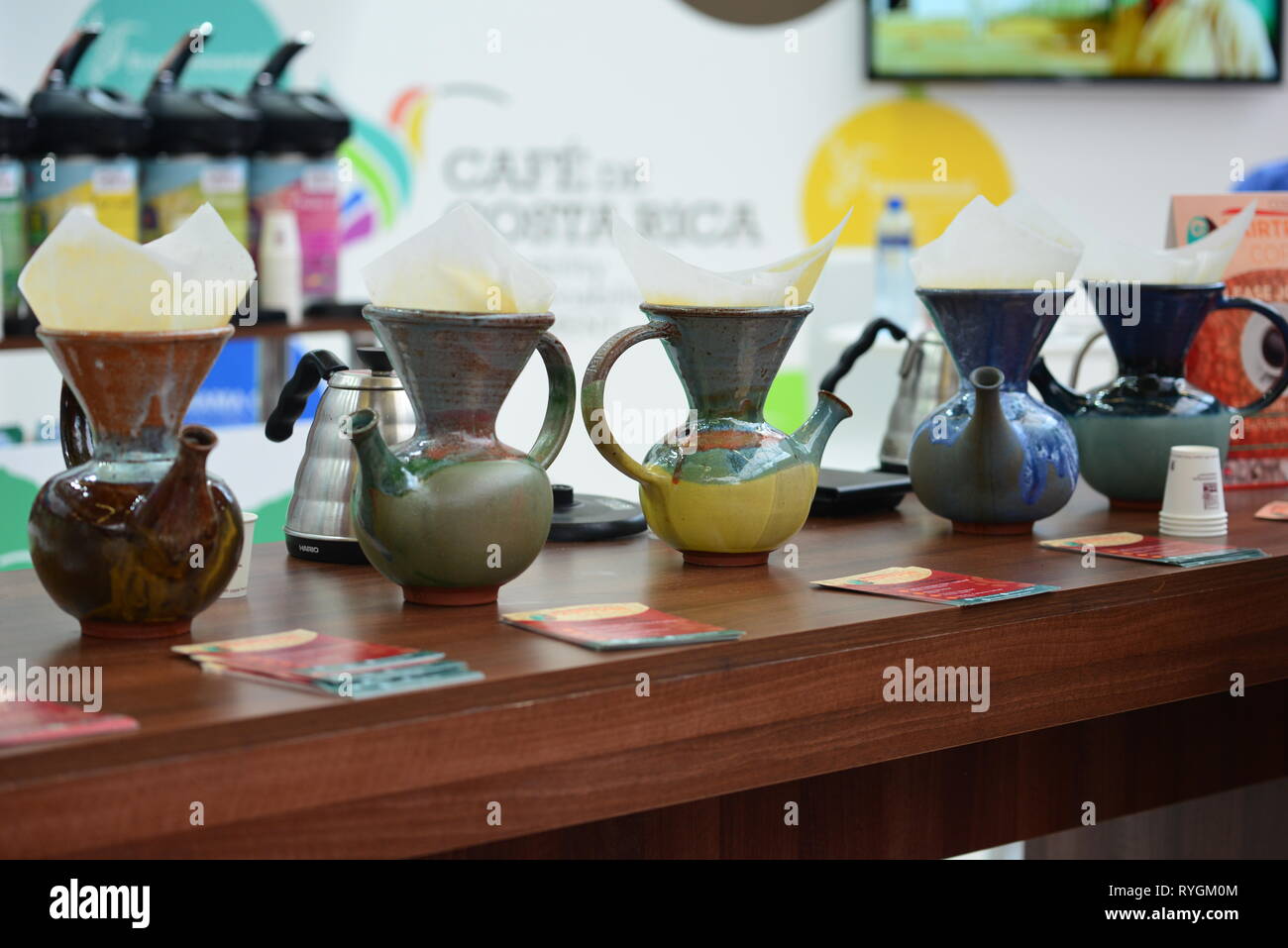 Ceramica per preparare e servire il caffè filtro Foto Stock