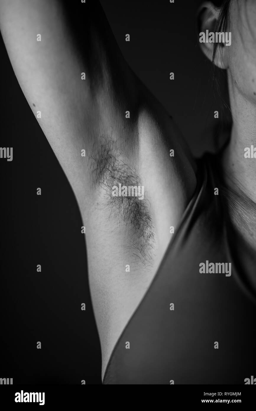 Close-up, ritratto, vista frontale della donna caucasica con hairy ascelle. Bianco e nero close up femmina attraente barba lunga ascella. Foto Stock
