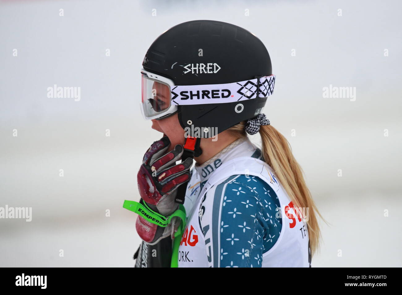 Alice Robinson della Nuova Zelanda reagisce dopo aver terminato il primo round della Coppa del mondo di Sci Alpino (slalom gigante femminile) a Spindleruv Mlyn, CZ Foto Stock