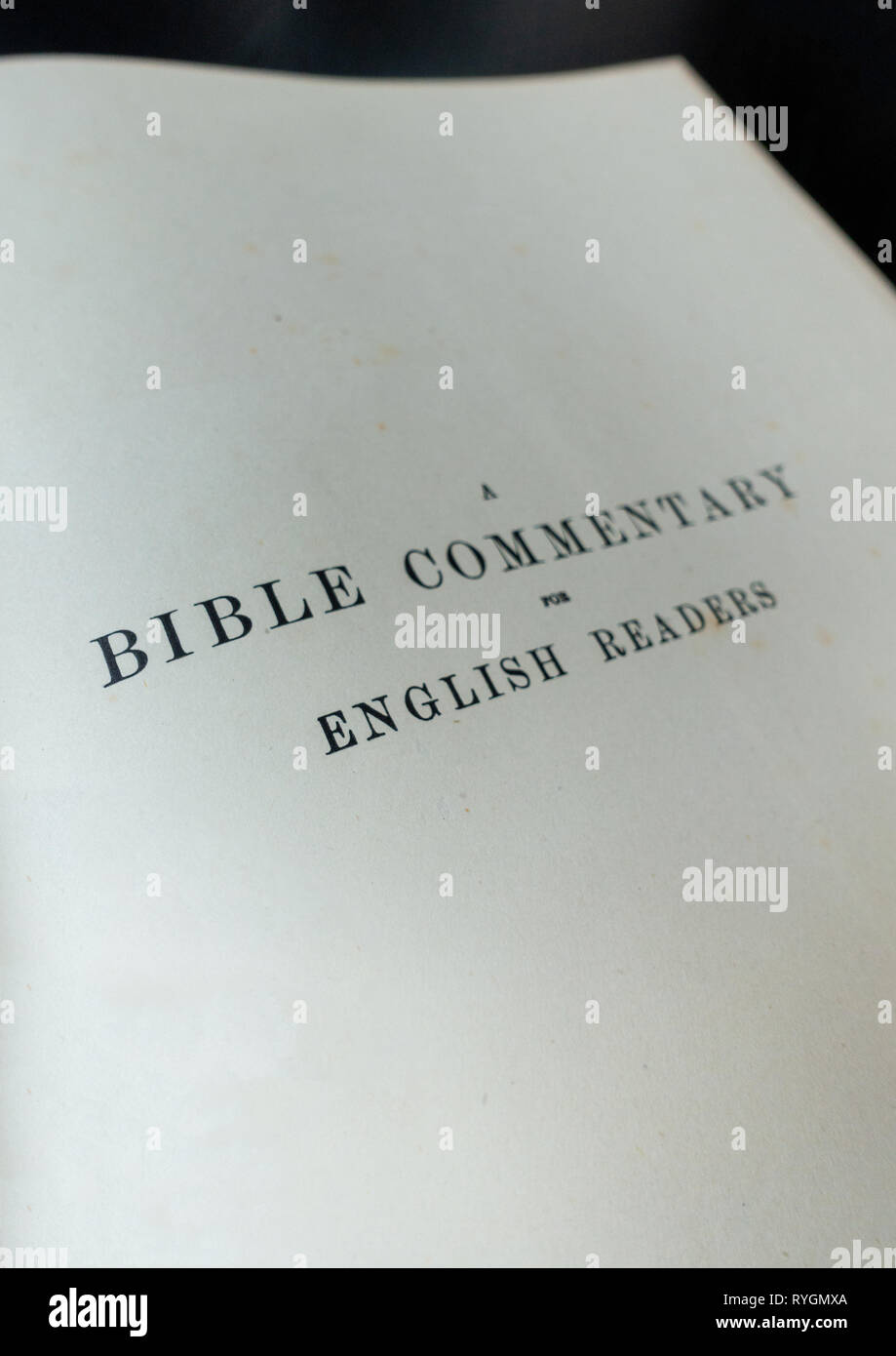 Close up del libro nel coperchio interno in un antico libro della Bibbia il commento dei lettori di lingua Inglese Foto Stock