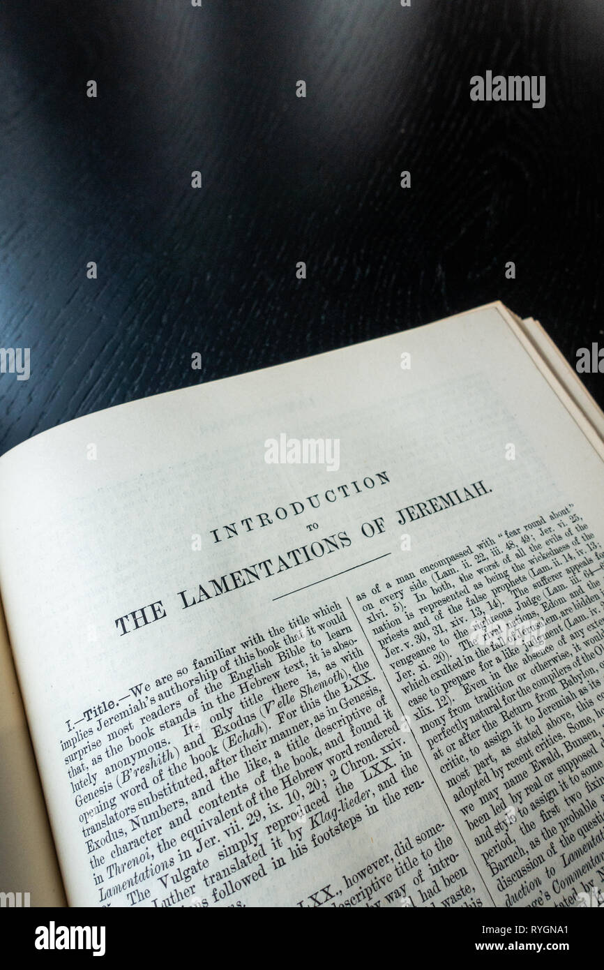 Chiudere la pagina nella Bibbia per introduzione, le Lamentazioni di Geremia Foto Stock