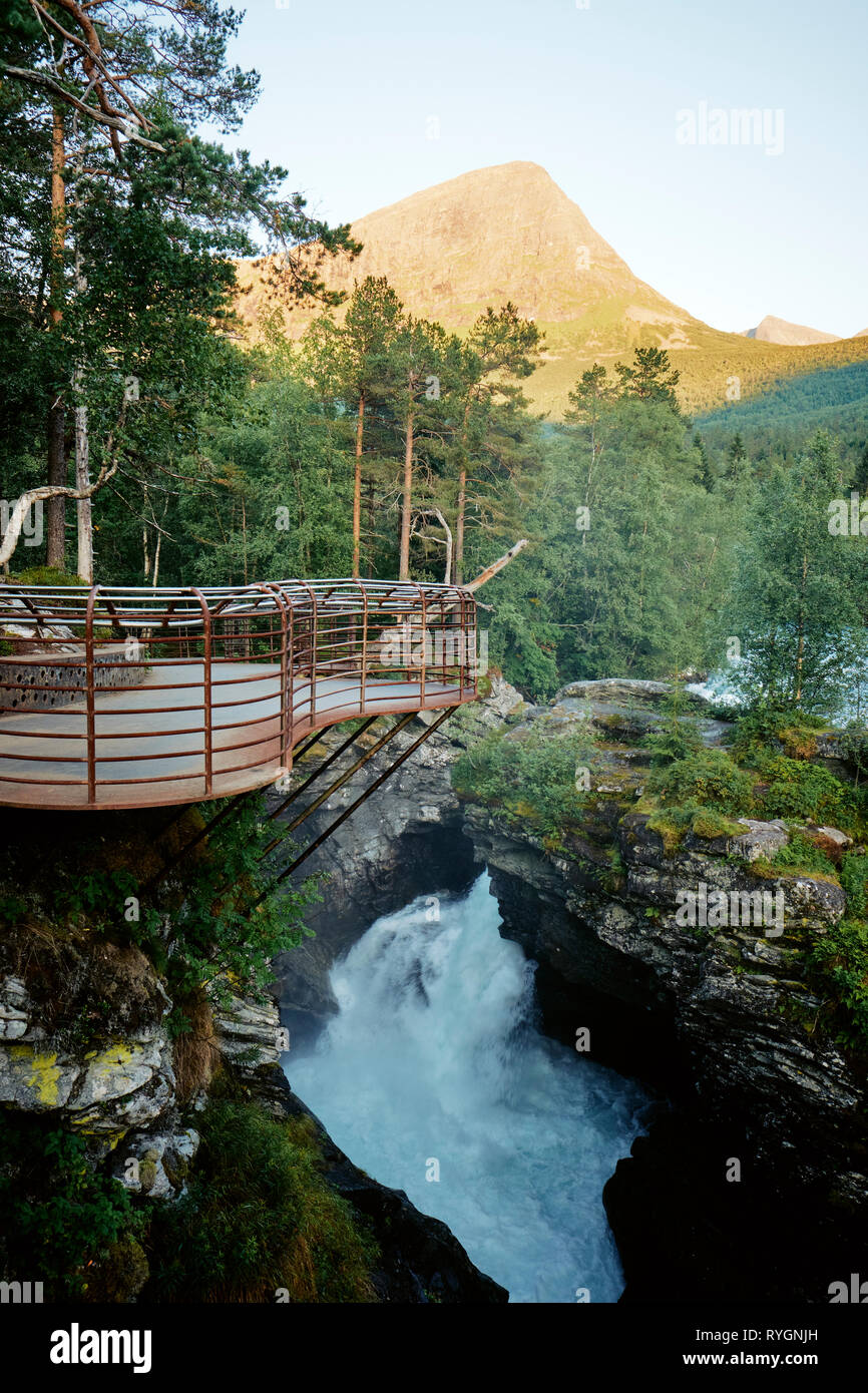 Gudbrandsjuvet gorge viewpoint situato nella valle Valldalen parte della nazionale Geiranger-Trollstigen itinerario turistico in Norvegia Foto Stock