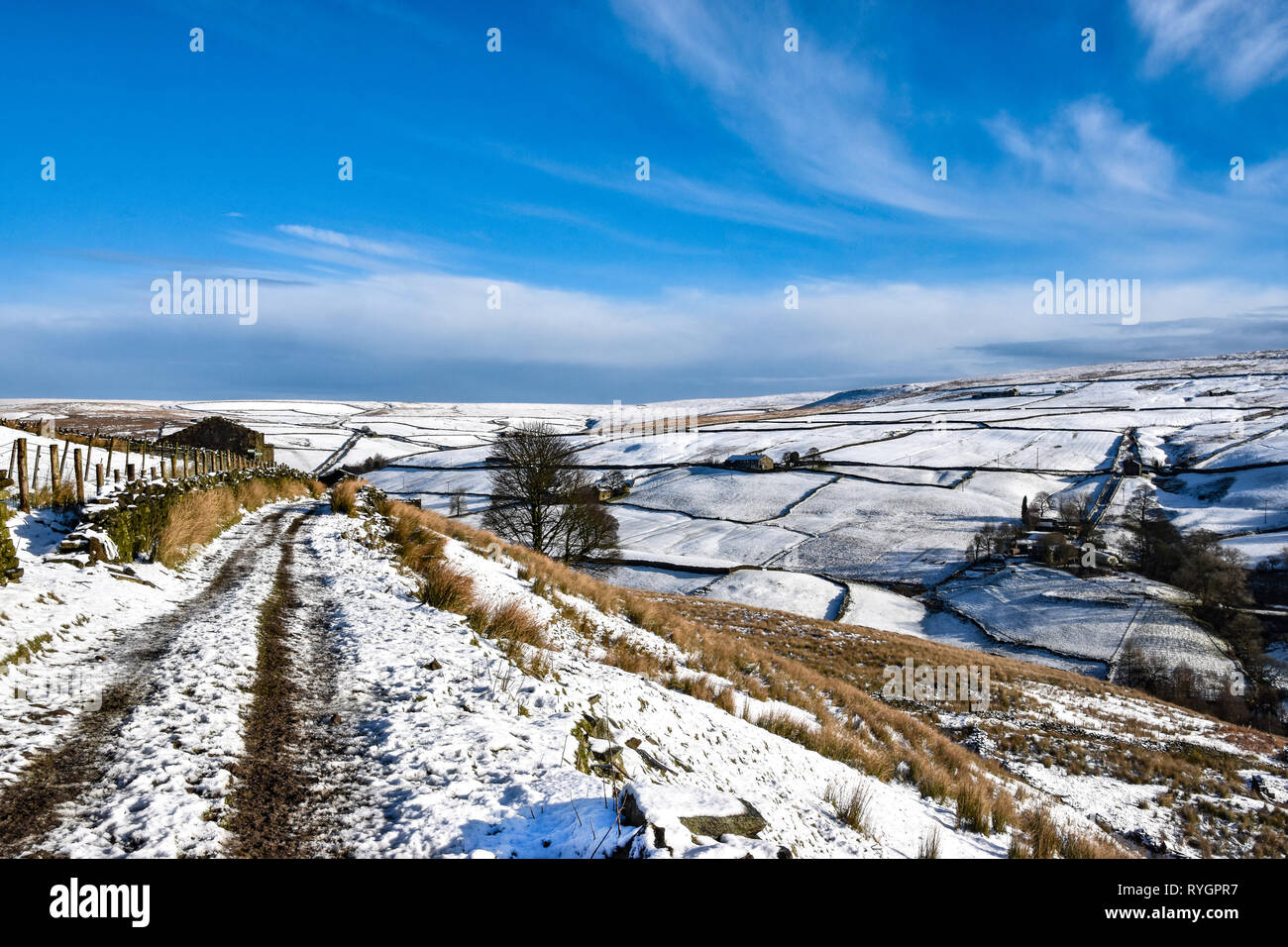 Sud Pennine Hills cercando di Haworth vecchia strada nella neve, Crimsworth Dean, Hebden Bridge, Calderdale, West Yorkshire Foto Stock