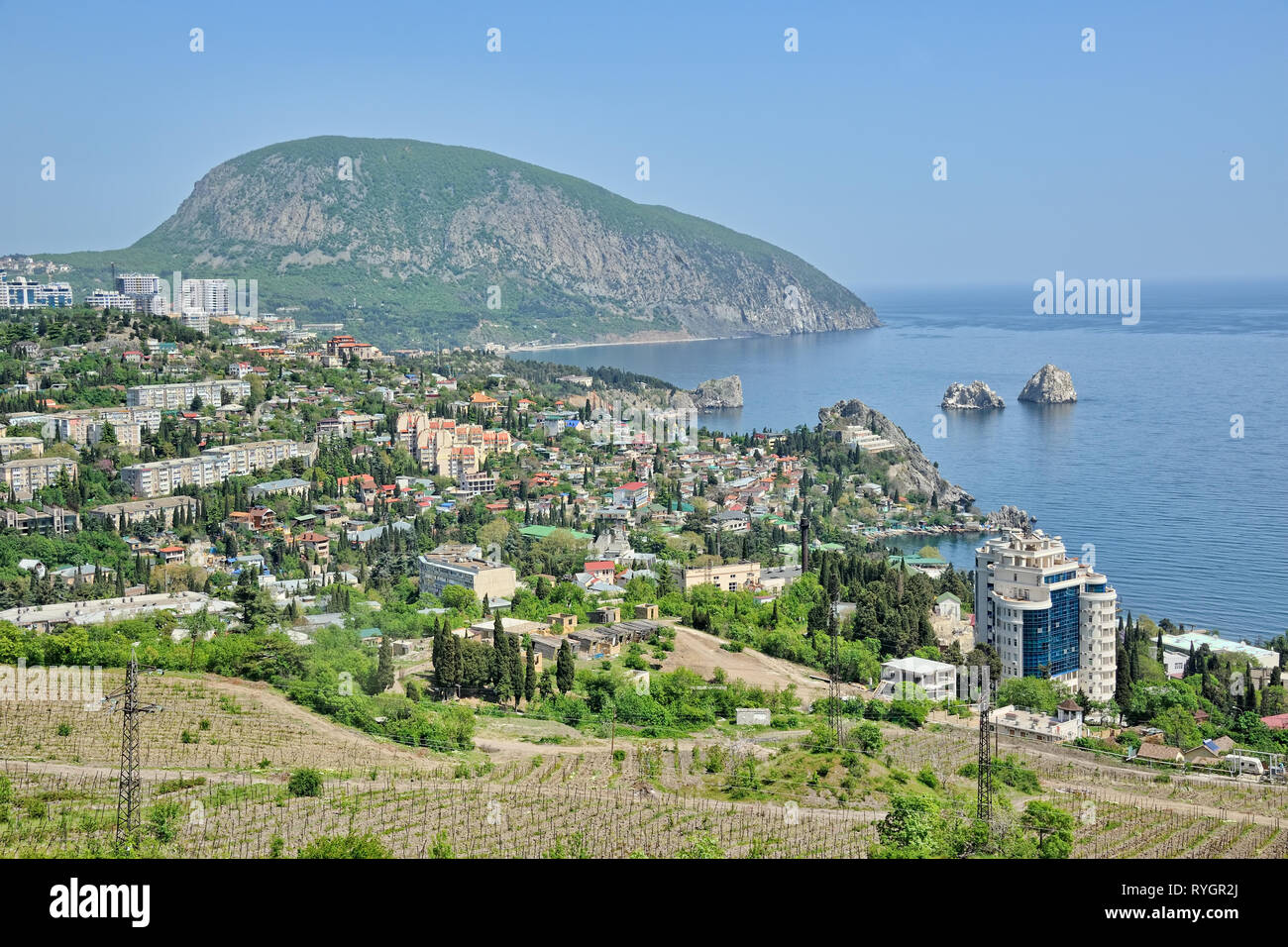 = Panorama di Gurzuf Bay nel pomeriggio = Bella la vista dalla zona di osservazione a Gurzufsskoye Shosse (Gurzuf autostrada) sulla baia di Gurzuf, piccolo Foto Stock