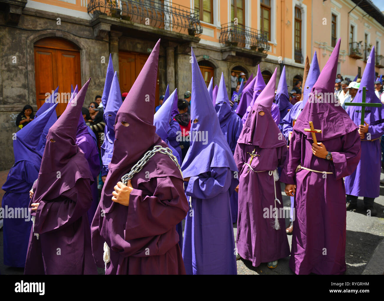 Processione cattolica di cucuruchos penitenti con abbigliamento viola a Quito durante la Pasqua del venerdì Santo, Ecuador. Foto Stock