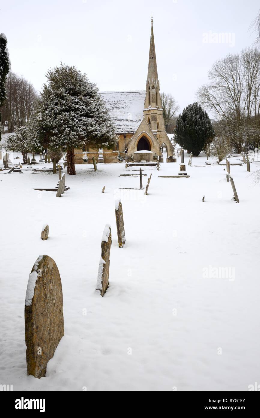 Casella cappella del cimitero, sagrato e alberi dopo neve pesante portato  dal 'Bestia da est' polare sistema meteo, Wiltshire, Regno Unito, marzo  2018 Foto stock - Alamy
