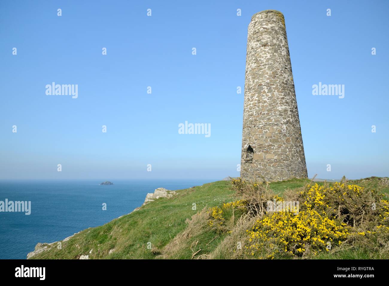 Torre di segnalazione, un ausilio di navigazione per aiutare a barche di evitare il Doom Bar - come inserire il cammello estuario, Stepper punto, vicino a Padstow, Cornwall, Regno Unito, Aprile. Foto Stock