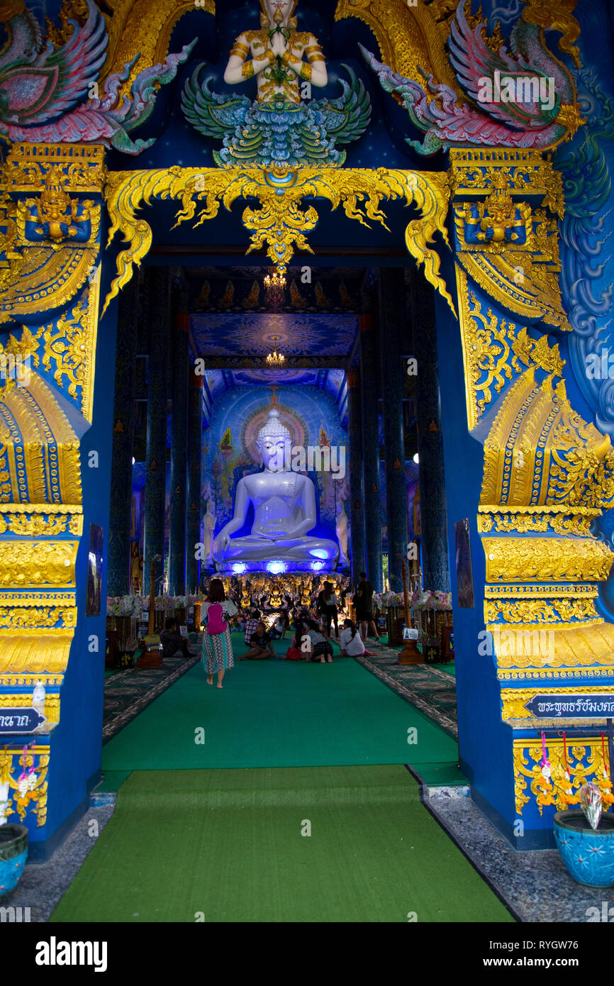 Wat Rong Suea dieci, il Tempio Azzurro Chiang Rai, moderno tempio buddista, è molto suggestiva per il suo colore blu in un modo molto vivaci e la sua molto elaborate incisioni Foto Stock