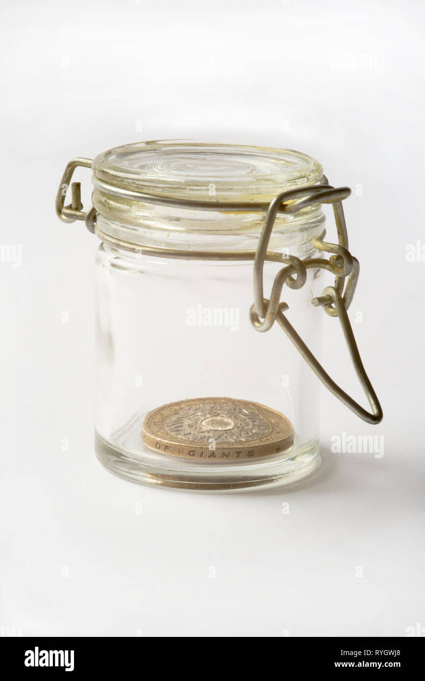 Un due sterlina moneta rinchiuso in un barattolo di vetro Foto Stock