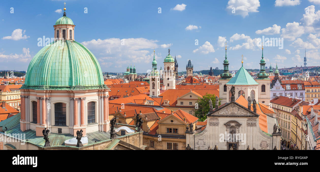 Prague Old Town Staré Město San Francesco di Assisi Chiesa tetto guglie e torri di chiese e antichi palazzi barocchi di Praga Repubblica Ceca Foto Stock