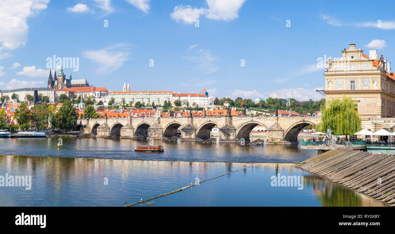 Il Ponte Carlo a Praga sul fiume Moldava che fluisce oltre la Città Vecchia di acquedotto ora il Bedrich Smetana Museum di Praga Repubblica Ceca UE Foto Stock