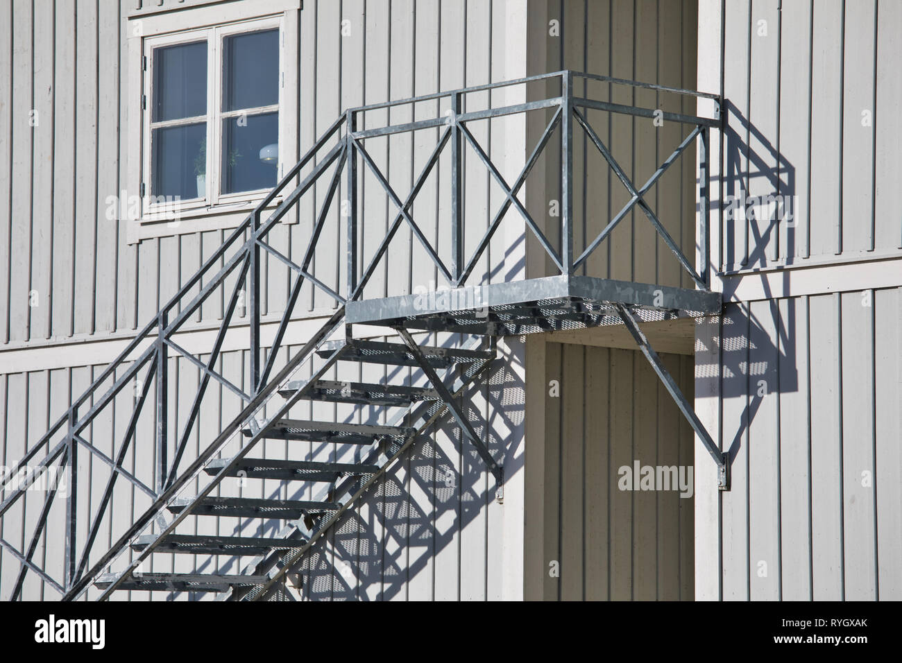 Metallo scalinata esterna attaccata alla costruzione del legname, Svezia e Scandinavia Foto Stock
