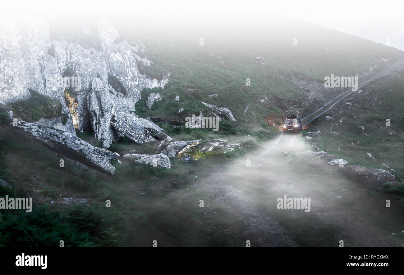 Dursey Island, Cork, Irlanda. Il 15 giugno, 2016. Ago's Eye è una formazione rocciosa che si appoggia contro la scogliera sull isola di Dursey Co. Tappo di sughero. Appena ampia enou Foto Stock