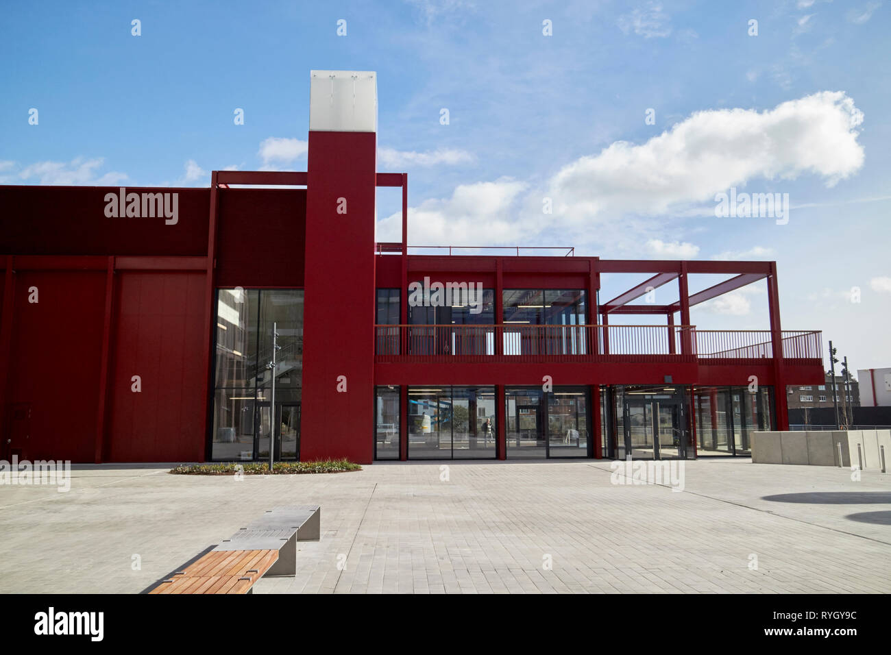 Parco pubblico e la piazza e il centro culturale teatro nel dock di capitale nei Docklands di Dublino Dublino 2 Dublino Repubblica di Irlanda Europa Foto Stock
