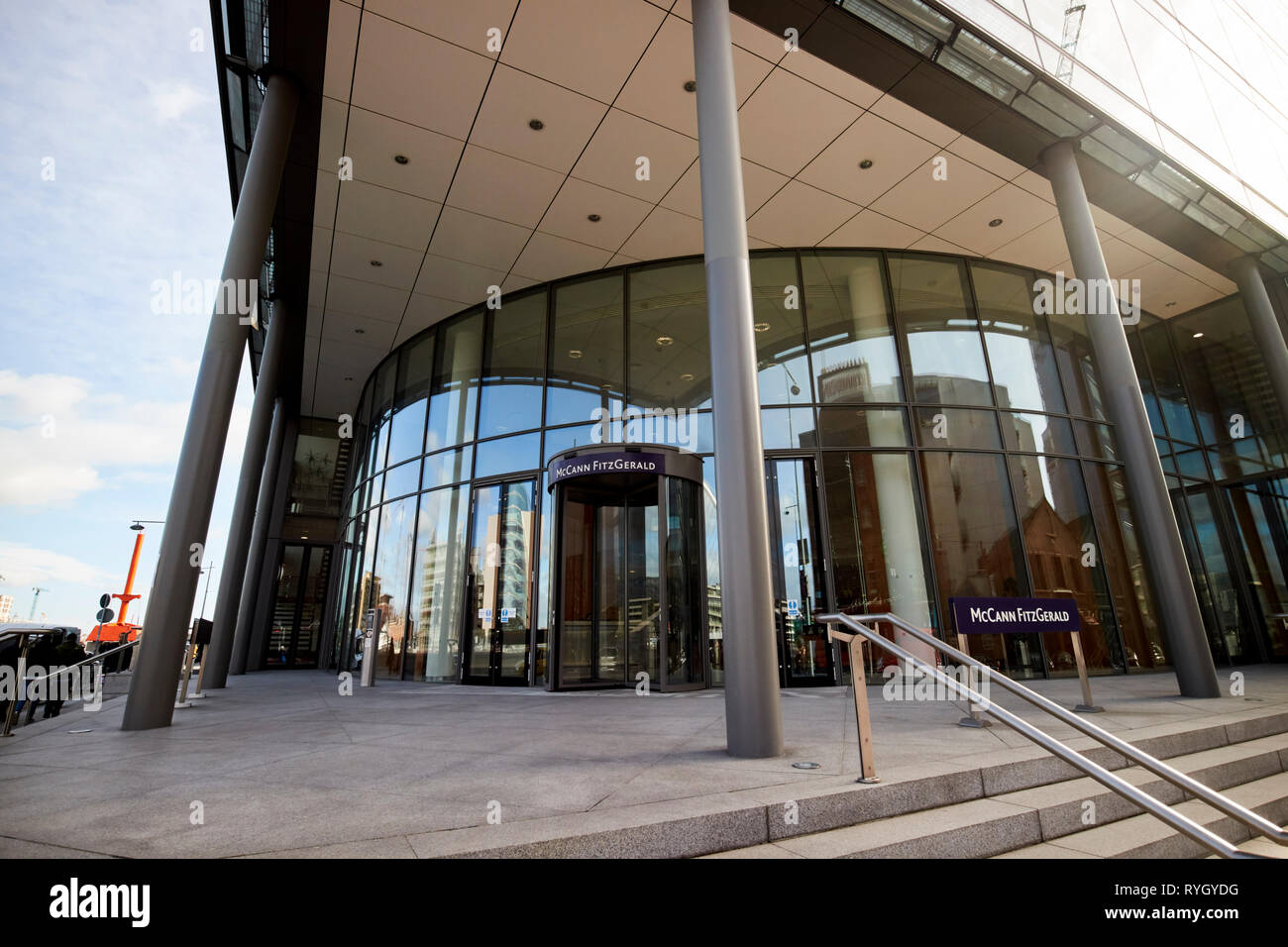 Mccann fitzgerald irish Law firm office riverside uno Sir John Rogersons Quay a Dublino Repubblica di Irlanda Foto Stock