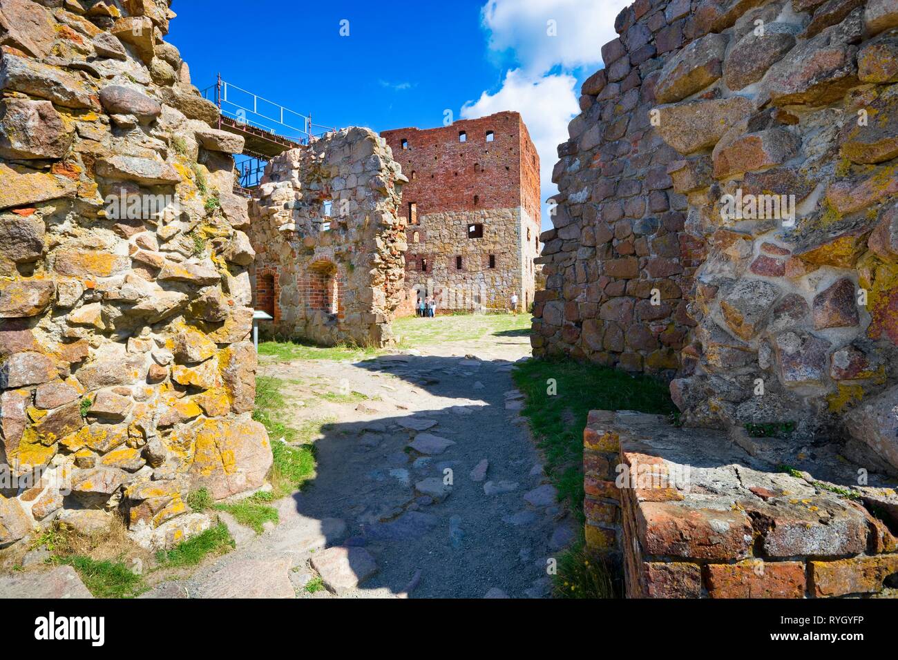Il castello di Hammershus, la più grande del Nord Europa rovine del castello situato a ripida roccia di granito sulla costa del Mar Baltico, Bornholm, Danimarca Foto Stock