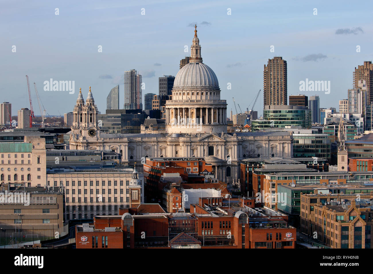 La vista di St Pauls dall'edificio Blavatnik alla Tate Modern di Londra Foto Stock