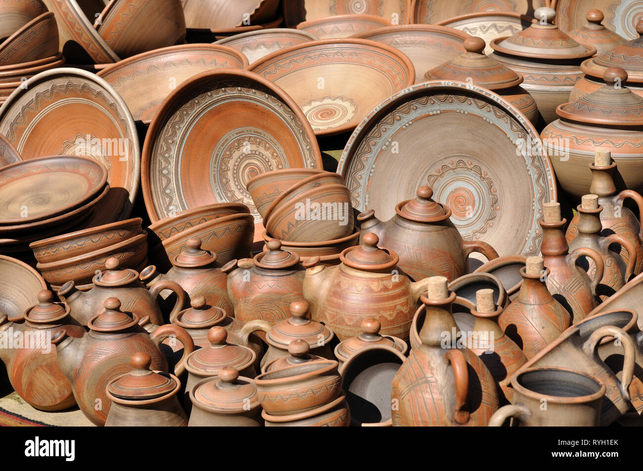 Un sacco di tradizionali ucraine di argilla fatti a mano produzione di ceramiche Foto Stock