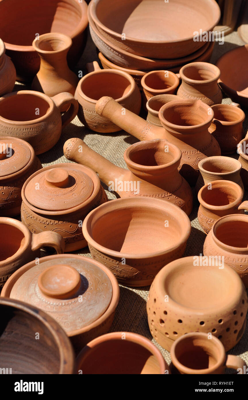 Un sacco di tradizionali ucraine di argilla fatti a mano produzione di ceramiche, composizione verticale Foto Stock