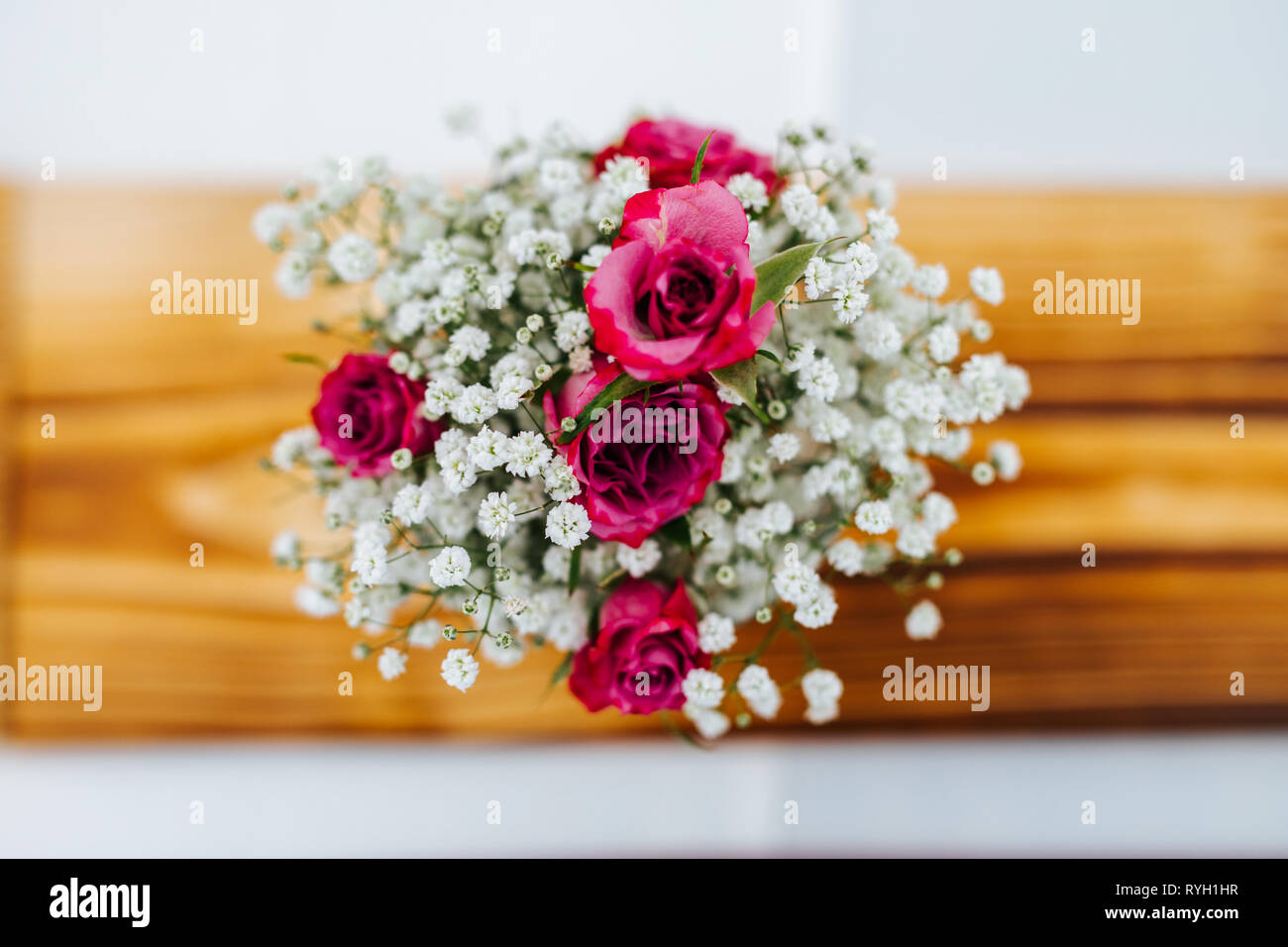 Fiori colorati in centro di nozze-pezzo decorazione con rose rosa da vista superiore Foto Stock