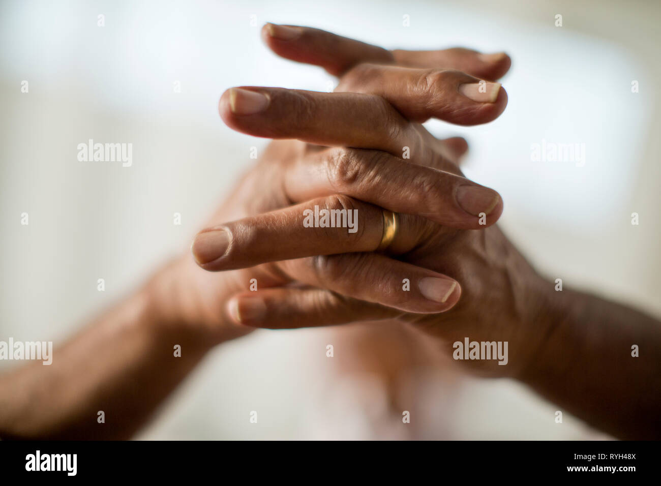 Mani giunte di una donna senior. Foto Stock