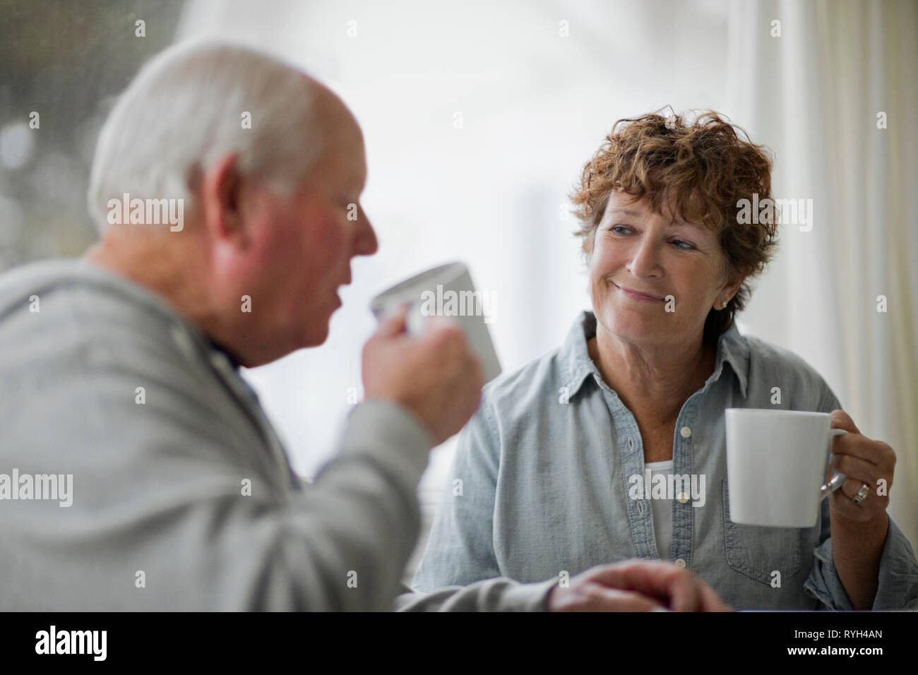 Coppia senior di bere tazze di tè. Foto Stock