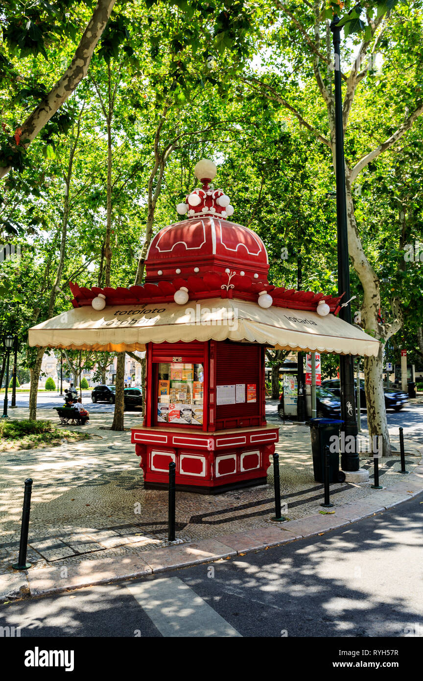 I chioschi sono piccole e ornati in strutture in stile Art Nouveau e/o stile moresco la vendita di una grande varietà di prodotti quali i biglietti della lotteria in questo caso, alla libert Foto Stock