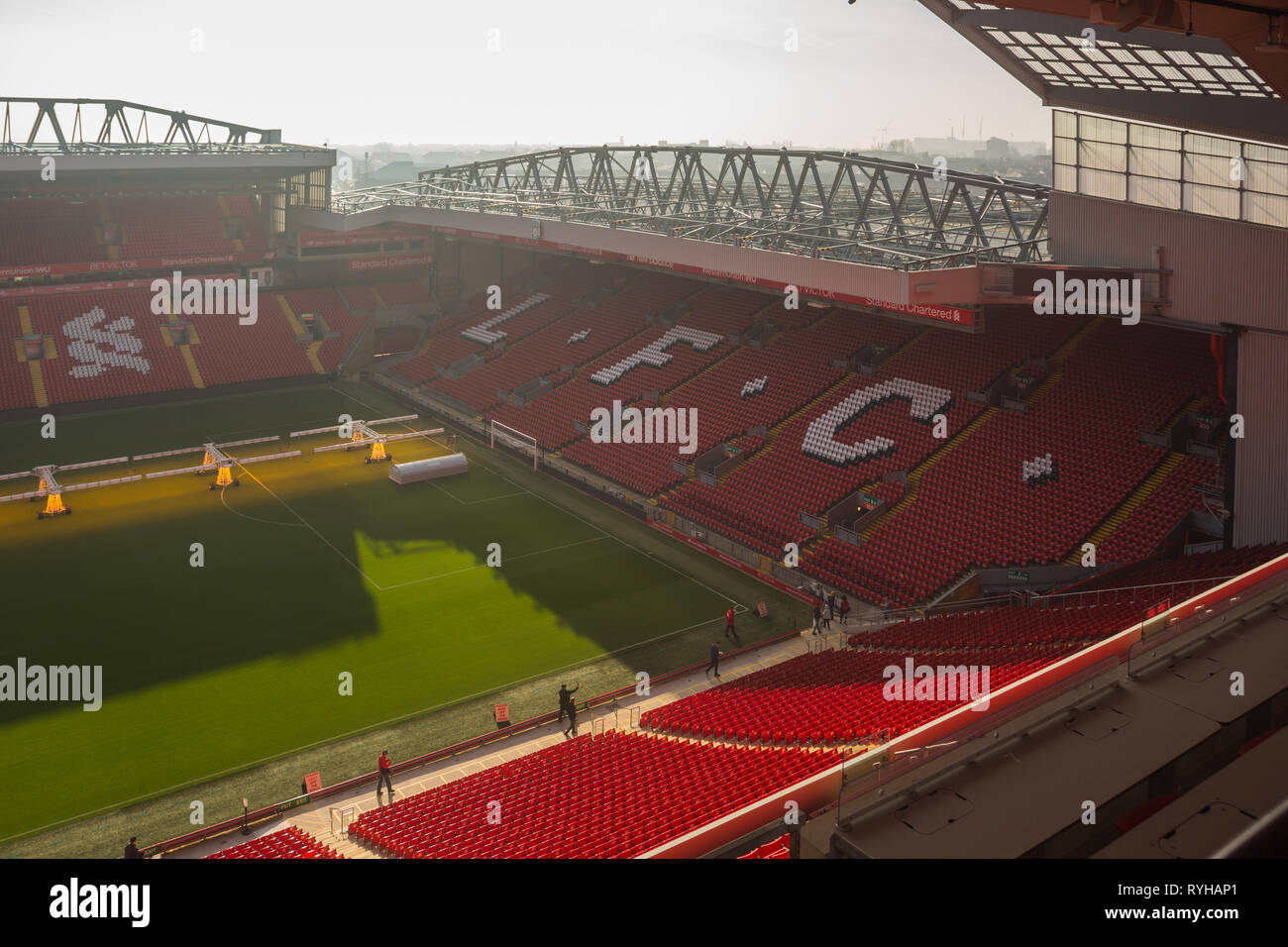 Vista dal cavalletto principale del famoso Kop fine terrazza con red seaing tat il south west end del passo a Liverpool Football Club di Anfield Road Stadium Foto Stock