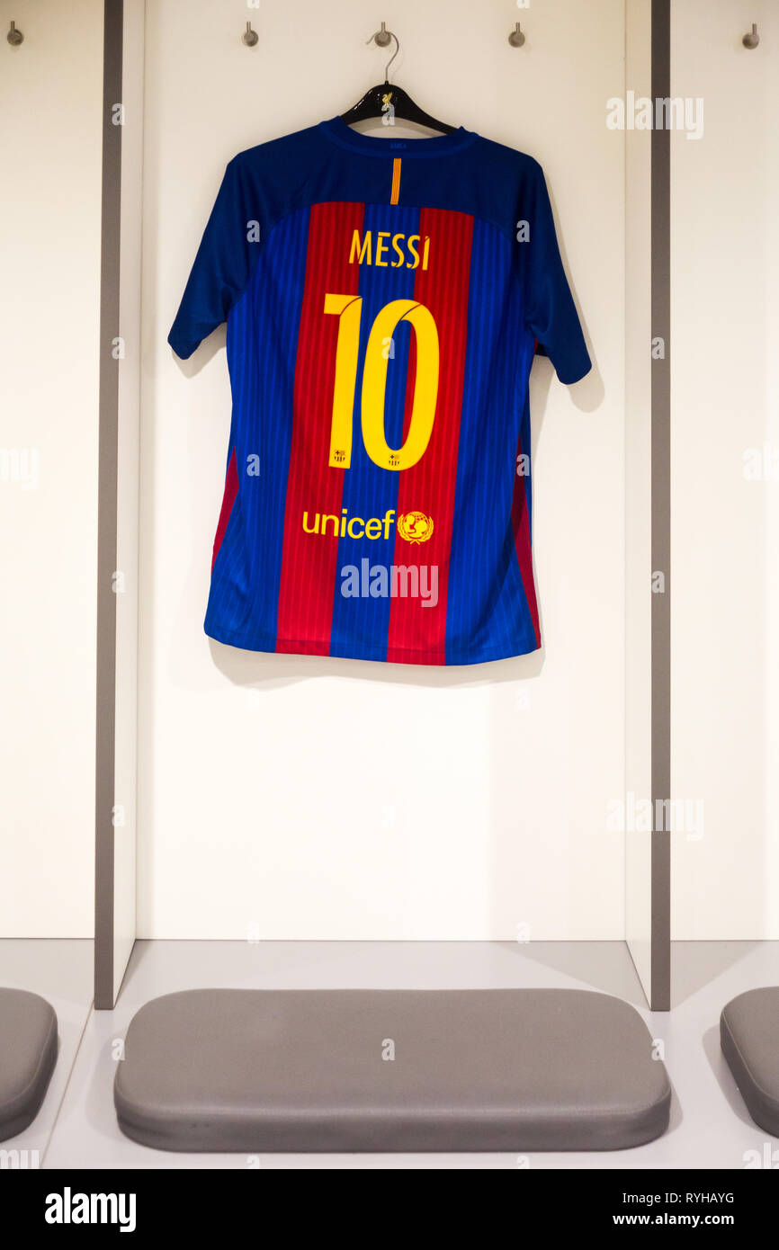 Lionel Messi n. 10 blu e rosso con striping FC Barcelona squad kit maglia  appesi in squadra fuori spogliatoio a Liverpool Football Club di Anfield  Road Stadium Foto stock - Alamy