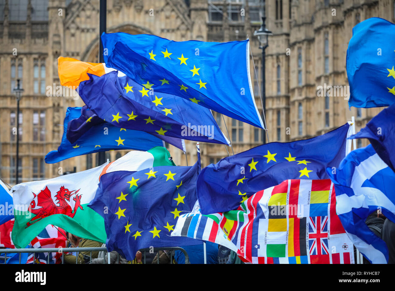 Westminster, Londra, Regno Unito. 13 Mar, 2019. Bandiere al di fuori della sede del Parlamento. Pro- e manifestanti Anti-Brexit rally al di fuori della sede del Parlamento il giorno di un altro voto da MP su Brexit. Credito: Imageplotter/Alamy Live News Foto Stock