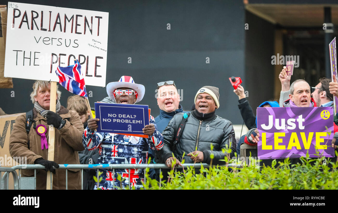 Westminster, Londra, Regno Unito. 13 Mar, 2019. Lasciare gli attivisti rally con cartelli e canti. Pro- e manifestanti Anti-Brexit rally al di fuori della sede del Parlamento il giorno di un altro voto da MP su Brexit. Credito: Imageplotter/Alamy Live News Foto Stock