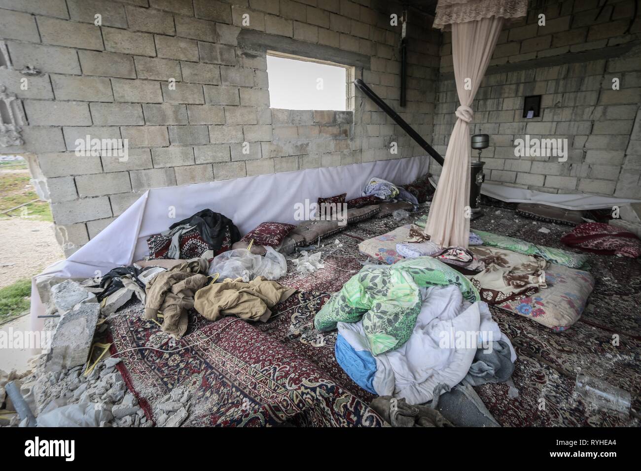 La famiglia averi visto distrutti dall'aria russa sciopero. Il siriano i ribelli affermano che l'esercito dell'aria russa ha effettuato un attacco di ribelli della zona di controllo di Kafar Amim in provincia Idib. L'esercito dell'aria russa è corrente l'esecuzione di missioni di targeting anti forze di governo in Siria sotto la richiesta del governo siriano. Foto Stock